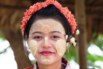 Pemakaian thanaka di wajah sebagai pengganti bedak