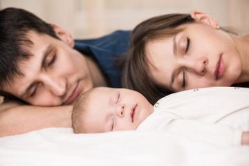 Bayi aman tidur dengan orangtua syaratnya harus aman ranjangnya.