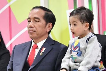 Presiden Jokowi bersama cucu pertamanya, Jan Ethes.