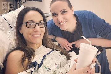 Danielle Jones dan Ashley Huffman, saudara kembar yang didiagnosis mengalami penyakit yang sama