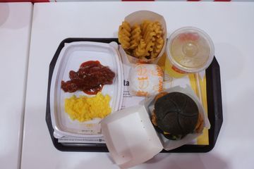 Bahaya penggunaan nampan di salah satu restoran cepat saji terbesar di dunia ini diungkap mantan karyawan. 