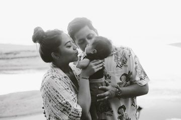 Keluarga kecil Keenan Pearce dan Gianni Faji setelah memiliki anak