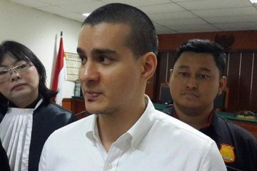 Steve Emmanuel saat menjalani persidangan