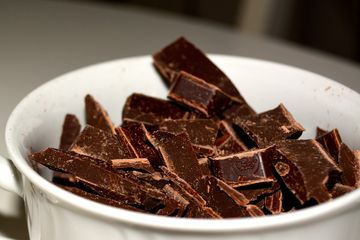 Penelitian terbaru menunjukkan konsumsi cokelat hitam secara rutin tingkatkan kecerdasan otak dan kesehatan jantung