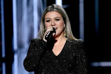 Sakit Usus Buntu, Kelly Clarkson Langsung Jalani Operasi Usai Tampil di BMA 2019