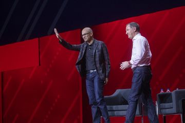 Kehadiran bos  Microsoft Satya Nadella bersama CEO Red Hat Jim Whitehurst di ajang Red Hat Summit 2019  menandai penawaran terbaru dari kedua perusahaan.