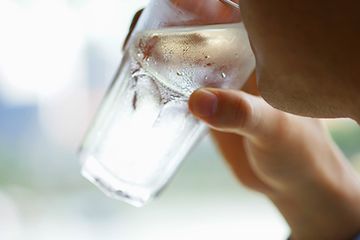 Ilustrasi-seroang pria minum air dingin.