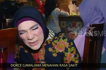 Dorce Gamalama tengah kesakitan