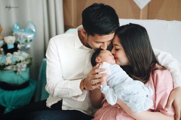 Anak Tasya Kamila Digendong Dokter Viral, Begini Cara Terbaik Gendong Bayi Baru Lahir