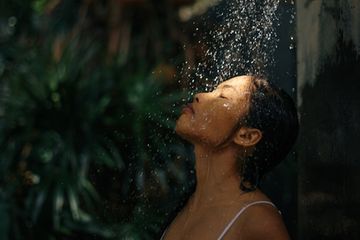 Di Indonesia mandi malam paling ditakuti, karenanya banyak dihindari, padahal manfaat kesehatannya banyak.
