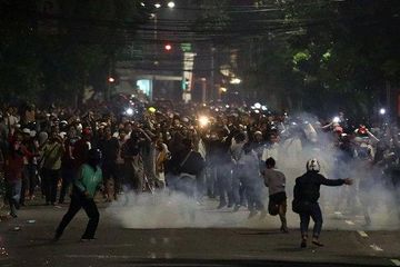 Ricuh, Pendemo 22 Mei Serang Aparat Dengan Kembang Api, Ini 3 Bahayanya Bagi Kesehatan