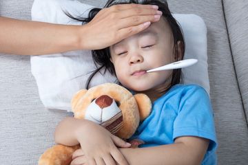 Musim kemarau bisa sebabkan anak terkena DBD. Ketahui gejala dan cara penanaganan pertamanya.