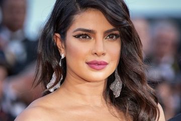 Ngaku Sakit Asma Sejak Umur 5 Tahun, Priyanka Chopra Ketahuan Merokok di Atas Perahu