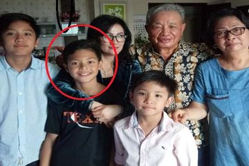 Keanu Massaid bersama keluarga Angelina Sondakh saat merayakan Natal 2018 lalu.
