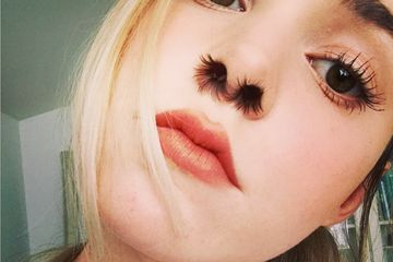Walau ekstension bulu hidung sedang trend, tapi mencabut bulu hidung jangan dilakukan karena bahaya.