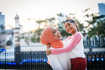 Suka Antar Jemput Anak Sekolah Naik Motor? Lakukan Ini Agar Anak Aman dan Nyaman