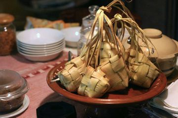 Ketupat selalu dihidangkan saat lebaran. Ikuti tips membuat ketupat anti gagal dan anti basi.