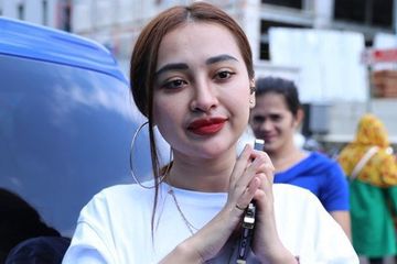 Cupi Cupita dikenal sebagai salah satu penyanyi dangdut yang kerap kali berpenampilan seksi dan buka-bukaan.