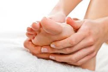 Refleksi dan pemijatan pada kaki ternyata banyak manfaatnya.