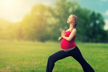 Yoga adalah salah satu olahraga untuk ibu hamil agar anak kelak tidak mengalami obesitas.