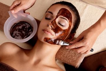 Masker gula merah untuk mengecilkan pori-pori pada kulit wajah yang membesar.