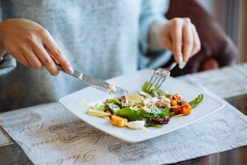 Hanya Kurangi Porsi Makan Tak Efektif Turunkan Berat Badan, Apa yang Dimakan Lebih Menjanjikan Jadi Langsing