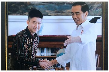 Rapper Rich Brian saat berjabat tangan dengan Jokowi ke Istana Bogor