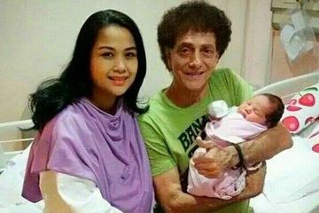 Ahmad Albar saat menyambut kelahiran anak perempuan pertamanya.
