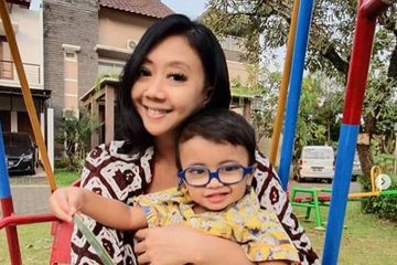 Idap Penyakit Langka Sejak Kecil, Anak Asri Welas Mengalami Katarak hingga Dibantu Kaca Mata untuk Pengelihatannya