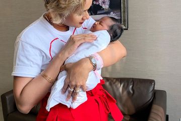 Dinikahi Pesepak Bola, Kimi Jayanti Terlihat Jemur Bayinya, Ini yang Harus Diperhatikan