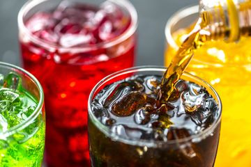 Minuman bersoda, salah satu penyebab metabolisme jadi lambat.
