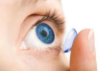 Untuk mencegah virus masuk ke mata, hindari pemakaian lensa kontak atau contact  lens selama pandemi Covid-19 berlangsung.