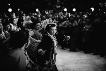 Serunya Joget Zumba Pakai Kebaya di Pesta Pernikahan, Mempelai Wanita Ikut Melakukan Senam Sarat Manfaat Ini
