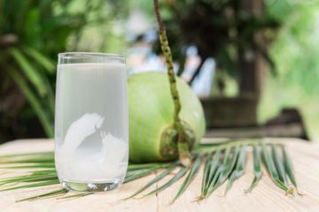 Air Kelapa ternyata punya manfaat lebih di waktu-waktu tertentu.