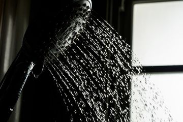 Mitos Mandi Malam Membuat Terserang Paru Paru Basah Benarkah Semua Halaman National Geographic