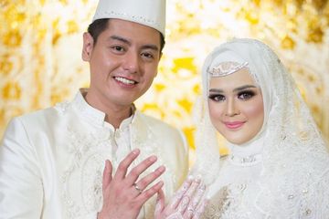 Sah Jadi Suami Istri, Terungkap Harga Cincin Pernikahan Roger Danuarta dan  Cut Meyriska - Semua Halaman - Nova