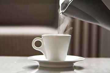 Minum Air Hangat 2 Gelas Setelah Bangun Tidur Untuk Atasi Berbagai Penyakit, Belum Terbukti Secara Medis