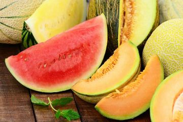 Buah melon dan buah semangka termasuk buah yang tidak disarankan bagi penderita diabetes karena indeks glikemik yang tinggi.