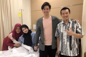 Cut Meyriska, roger Danuarta, dan Ustaz Felix Siauw bersama istrinya.