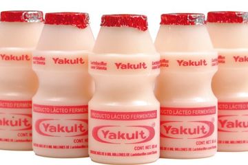 Ternyata Ini Alasan Mengapa Yakult Cuma Ada Dalam Kemasan Botol Kecil Semua Halaman Hai