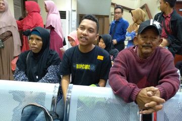 Surya Utama (tengah) pecandu game online di handphone yang akhirnya menderita glaukoma.