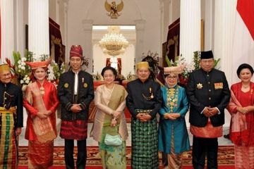 Momen berkumpulnya presiden dan wakil presiden bersama mantan pemimpin negara.
