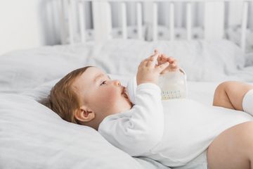 Kebiasaan anak minum susu sambil tidur berisiko infeksi telinga.