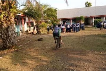 Tempuh Jarak 6 Kilometer, Guru Ini Rela Gendong Siswa Patah Tulang Selama 2 Minggu Demi Cerdaskan Generasi Penerus Bangsa