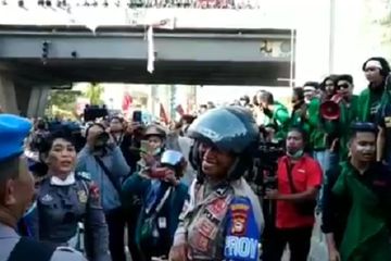 Jauh dari Kata Arogan, Seorang Polwan Kawal Aksi Pendemo dengan ...