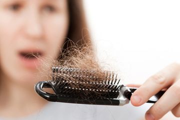 Memeriksa rambut apakah rontok atau tidak merupakan bagian dari Periksa Lupus Sendiri (SALURI).