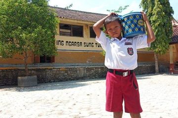 Menyayat Hati Anak Sd Rela Pikul Termos Dan Jualan Es Lilin Seharga 500 Rupiah Setiap Hari Di Sekolah Demi Membantu Keluarga Semua Halaman Pop Grid Id