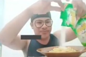 Youtuber Nekat, Makan Mi Dicampur Detergen Hingga Mulutnya Berbusa, Ususnya Langsung Bersih Bebas Noda