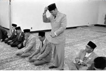 Soekarno menjadi sasaran pembunuhan saat sholat Idul Adha