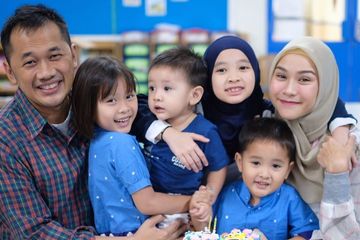 Keluarga Zaskia Mecca dengan Hanung Bramantyo dan keempat anaknya